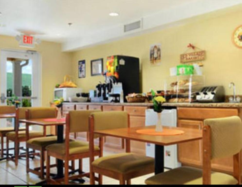 Microtel Inn&Suites Huntsville Restaurant photo